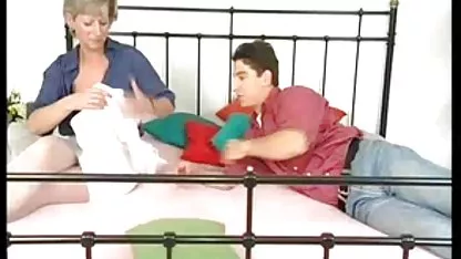 دختر با پخش ویدیو سکسی نوک سینه ها سخت و نمایشنامه با خودش